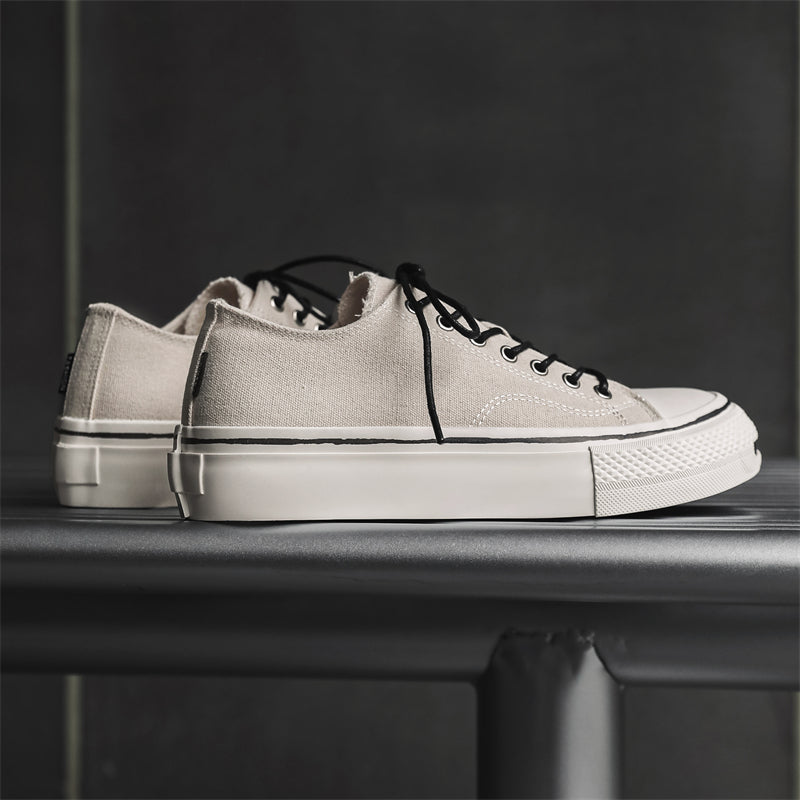 Erkaklar AAA 1955-yildan beri krossovkalar