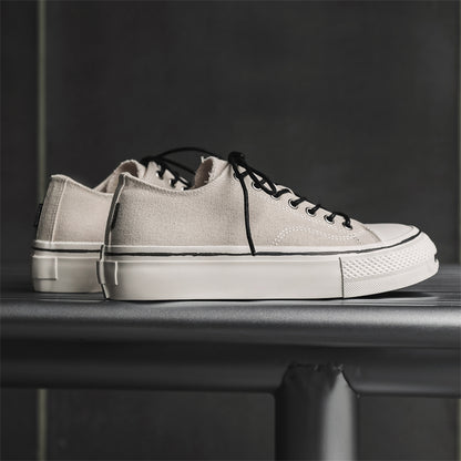 Erkaklar AAA 1955-yildan beri krossovkalar