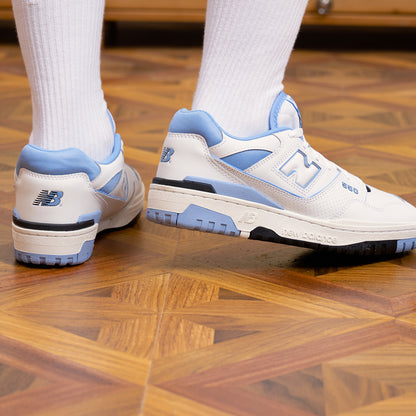 New Balance NB 550 Oq va ko'k rangdagi erkaklar va ayollar uchun past-to'pli retro basketbol poyabzali