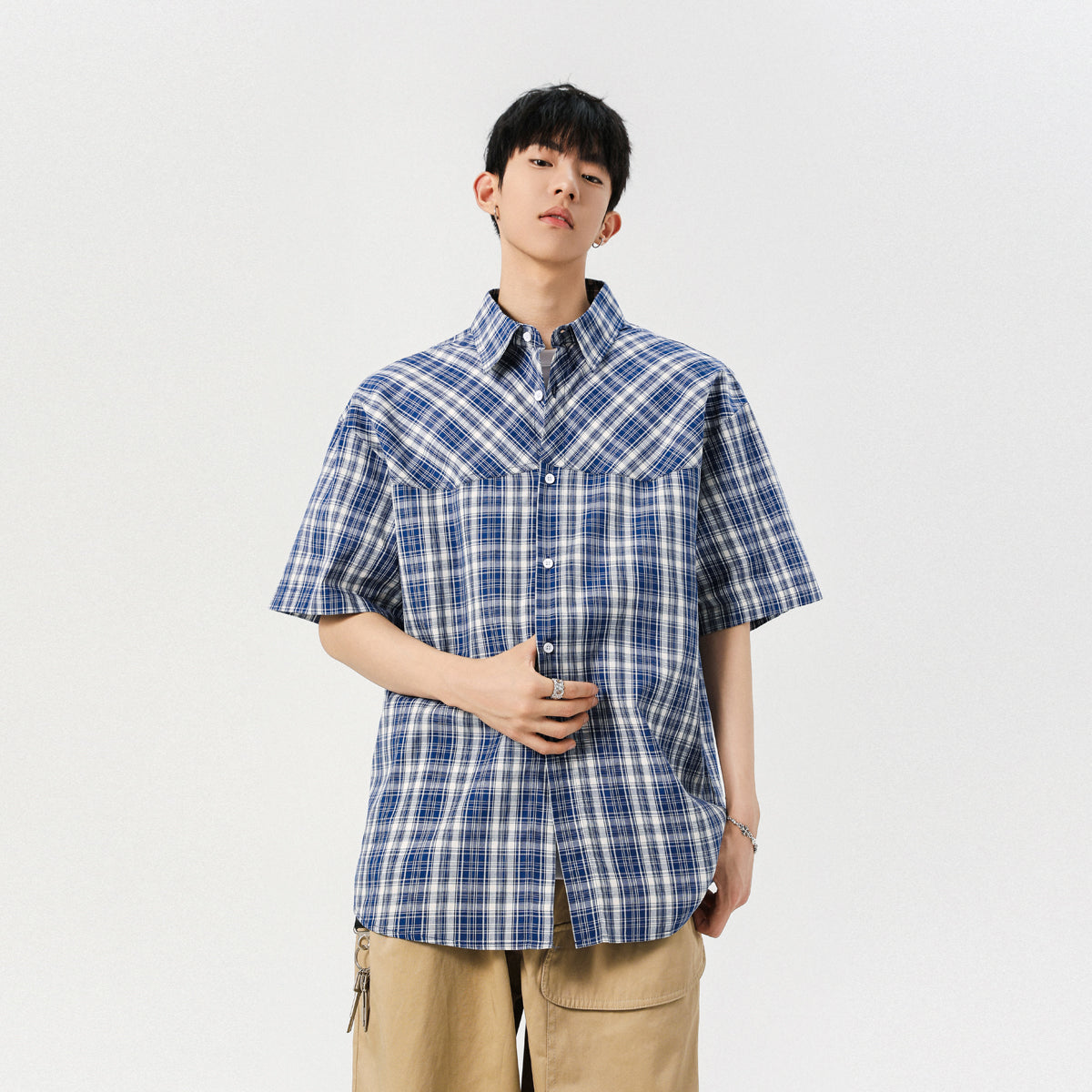 Balog'atga etmagan yaponiyalik Igoi har kuni bir xil modeldagi erkaklar va ayollarning qisqa yengli ko'ylaklari