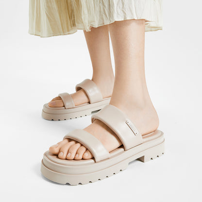 Charlz va Keyt ayollar flip-floplari