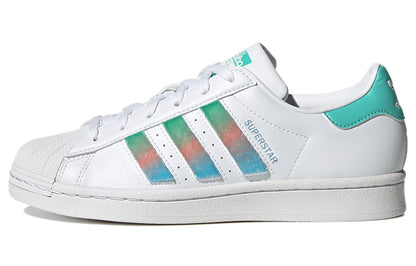 Ayollar uchun Adidas Superstar krossovkalari