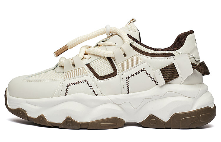 Erkaklar AAA 1955-yildan beri krossovkalar