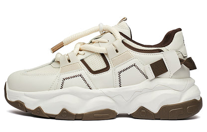 Erkaklar AAA 1955-yildan beri krossovkalar