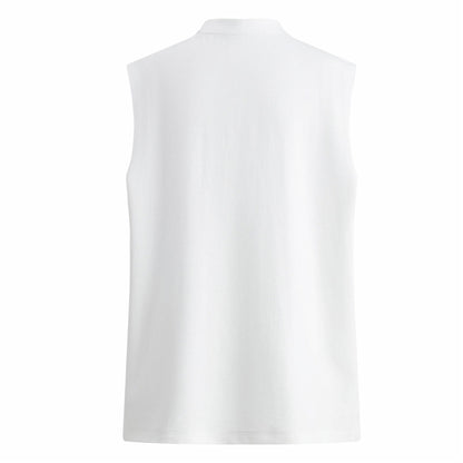 Paddy Julia harfli bosma naqshli yengsiz yelek orqali tartibsiz teshiklarni yuvib, modellari bilan erkaklar va ayollar