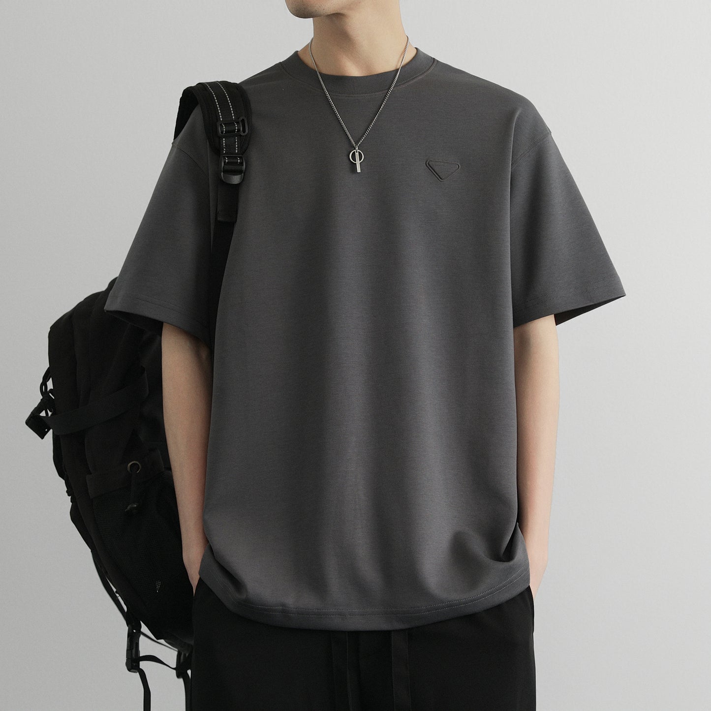 Hvga asosiy modellari eski pul uslubi yumshoq va qulay teri salqin tuyg'u yarim yengli pastki ko'ylak Amerika tekis rangli moda shaxsiyat trendi tasodifiy erkin qisqa qisma futbolkalar bir xil modellar bilan erkaklar va ayollar