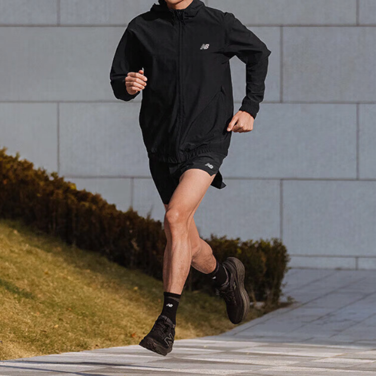 New Balance erkaklar sport shortilari