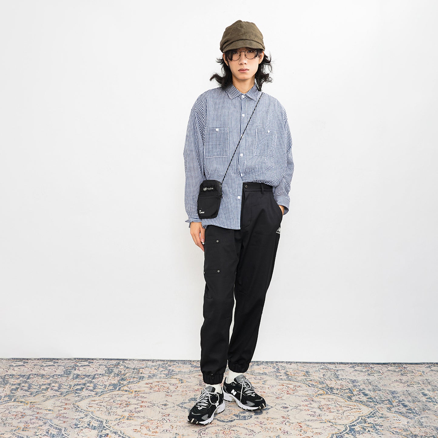 Katta oʻlchamli choʻntaklari boʻlgan New Balance erkaklar qora qishki kundalik shimlari