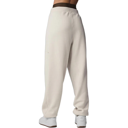 Alo yoga triumph restore bir xil rangdagi logotipi bosilgan, erkin ishlangan terli erkaklar shimlari