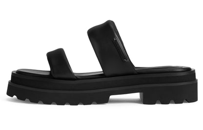 Charlz va Keyt ayollar flip-floplari