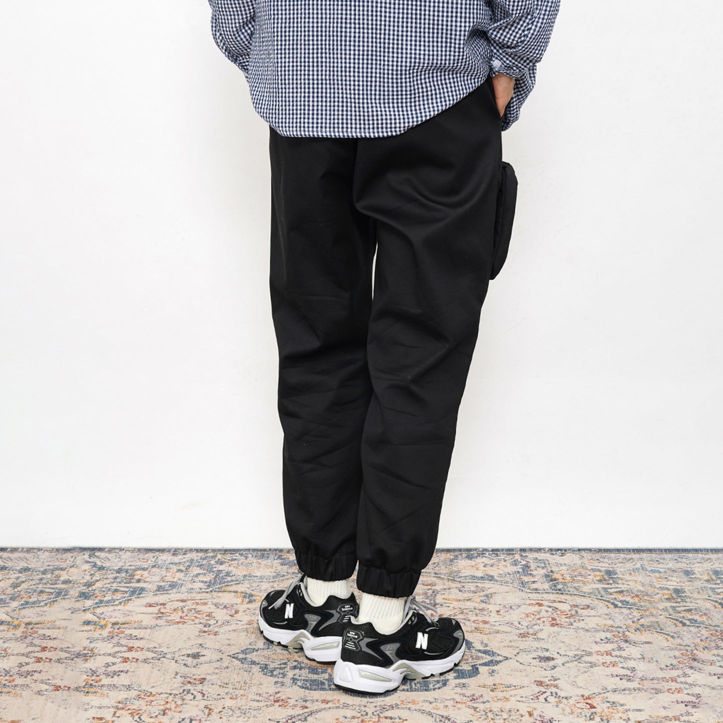 Katta oʻlchamli choʻntaklari boʻlgan New Balance erkaklar qora qishki kundalik shimlari