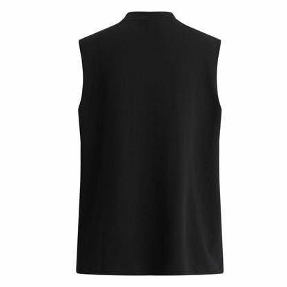 Paddy Julia harfli bosma naqshli yengsiz yelek orqali tartibsiz teshiklarni yuvib, modellari bilan erkaklar va ayollar