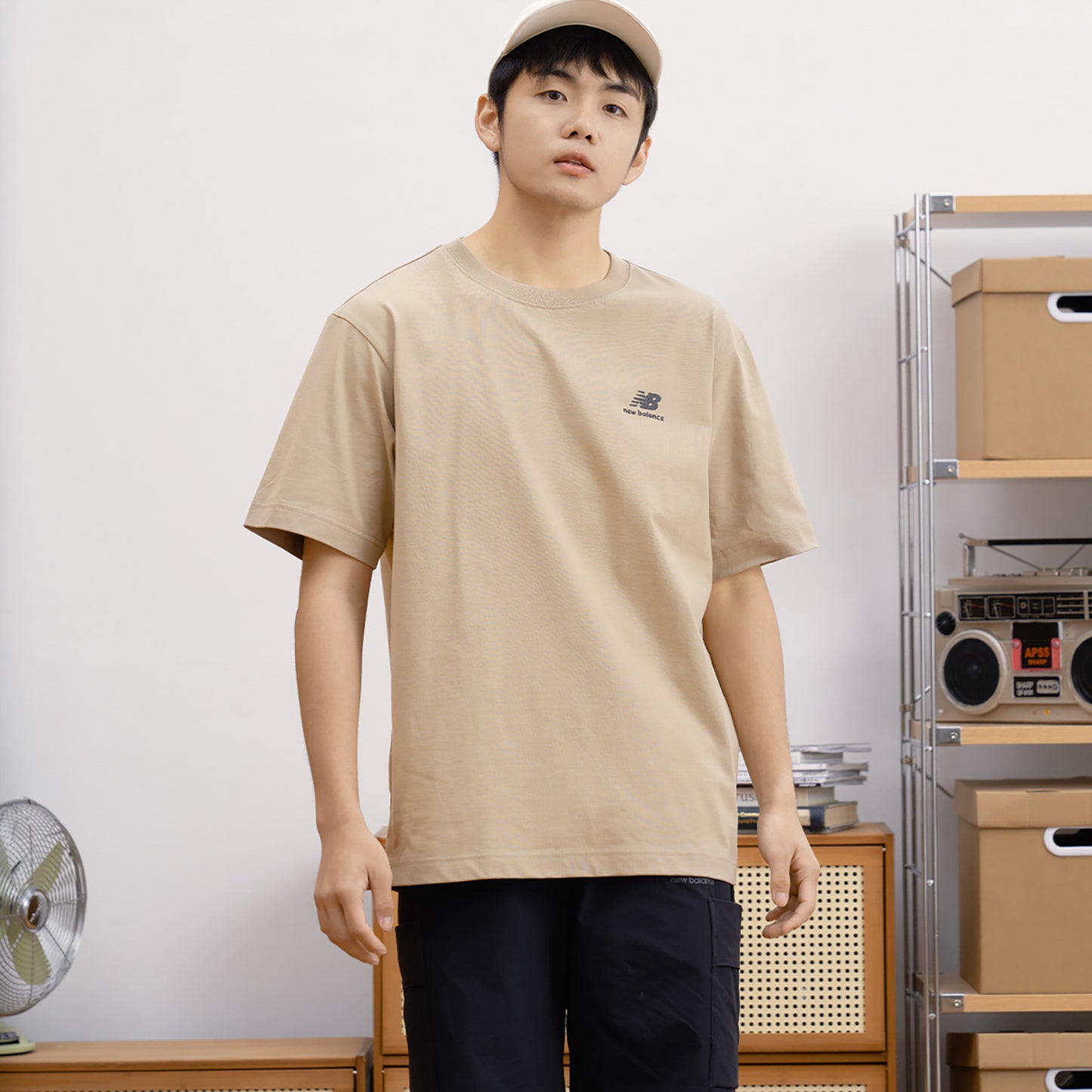 New Balans x pk kobrend seriyali skeytbord illyustratsiyasi Amerika kolleji uslubidagi tekis rangli kichik logotip asosiy nuqta sport simli dam olish uchun bo'sh kalta yengli futbolkalar erkaklar va ayollar bir xil modellar xaki