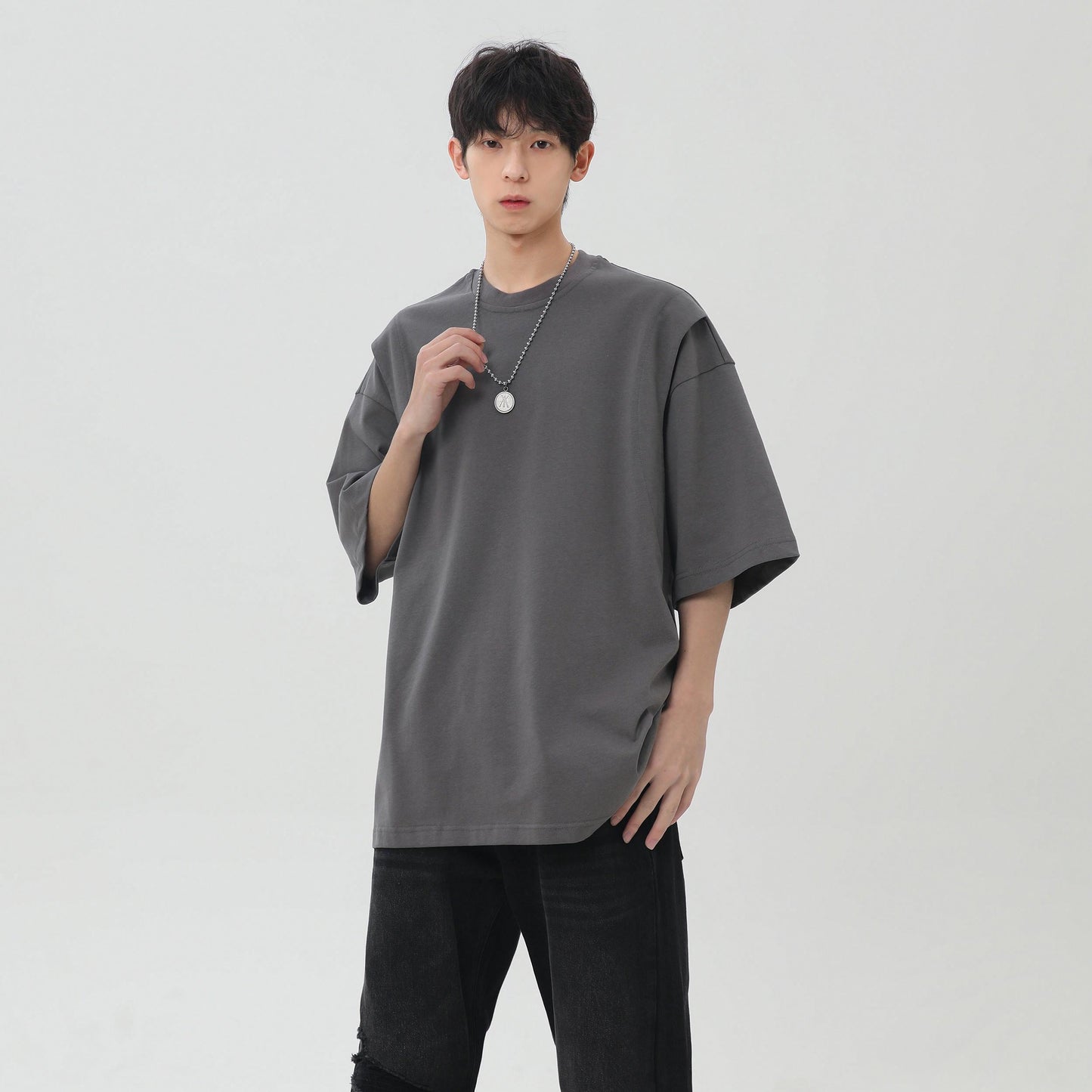 Paddy Julia bir xil rangdagi asosiy dekonstruksiya qilingan birlashma dizayn hissi yelkali bo'sh ko'p qirrali oddiy shamol qutisi versiyasi pastki qismdagi kalta yengli futbolka erkaklar va ayollar bir xil modellar