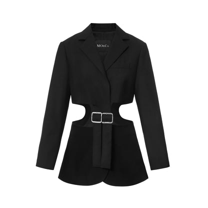Moco dekonstruksiya qilingan dizayndagi yuqori belli kesilgan metall tugmali keng yelkali blazer ayollar qora