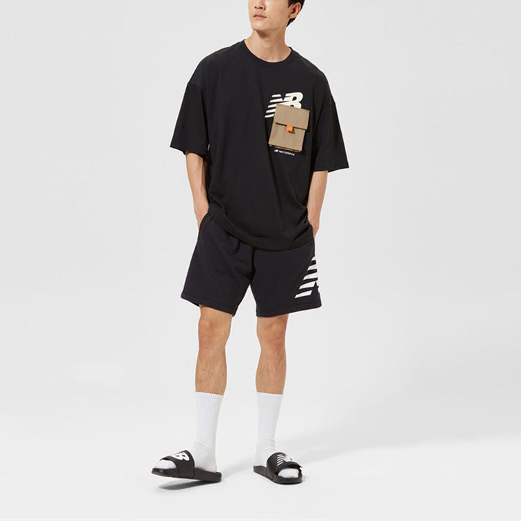 New Balance erkaklar uchun qora rangli Relaxed logotipli naqshli trikotaj shortilar