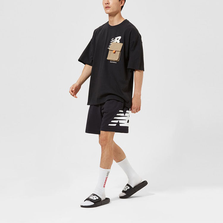 New Balance erkaklar uchun qora rangli Relaxed logotipli naqshli trikotaj shortilar