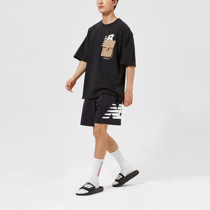 New Balance erkaklar uchun qora rangli Relaxed logotipli naqshli trikotaj shortilar