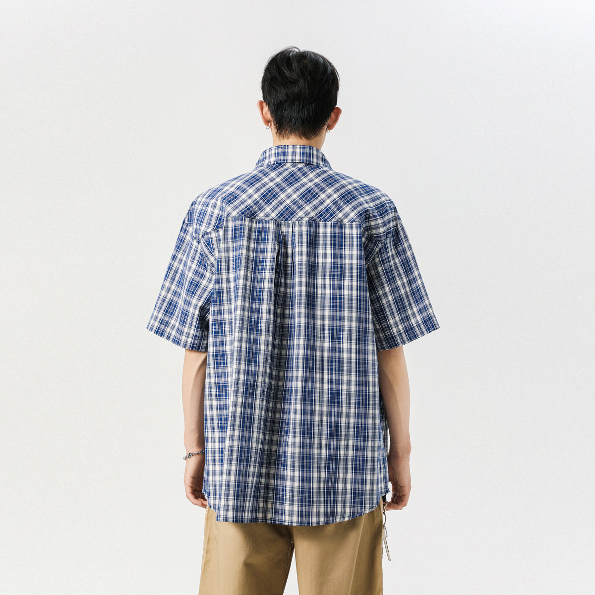 Balog'atga etmagan yaponiyalik Igoi har kuni bir xil modeldagi erkaklar va ayollarning qisqa yengli ko'ylaklari