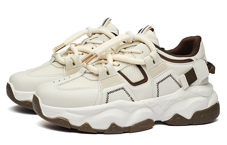 Erkaklar AAA 1955-yildan beri krossovkalar