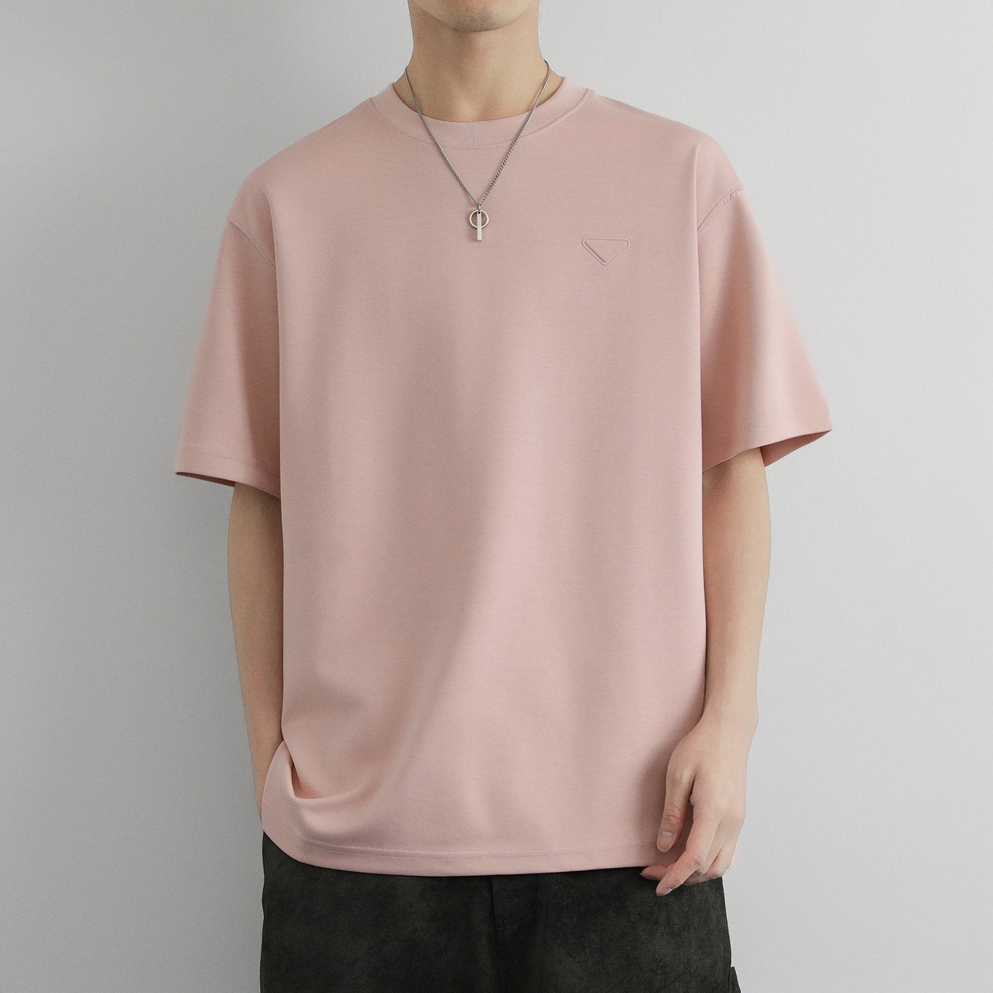 Hvga asosiy modellari eski pul uslubi yumshoq va qulay teri salqin tuyg'u yarim yengli pastki ko'ylak Amerika tekis rangli moda shaxsiyat trendi tasodifiy erkin qisqa qisma futbolkalar bir xil modellar bilan erkaklar va ayollar