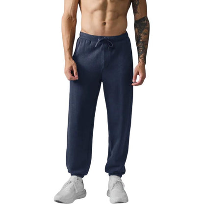 Alo yoga triumph restore bir xil rangdagi logotipi bosilgan, erkin ishlangan terli erkaklar shimlari