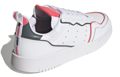 Ayollar krossovkalari va Adidas Super Court -