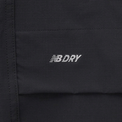 New Balance erkaklar uchun qora tekis to'rli shortilar