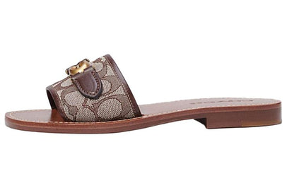 Ayollar murabbiyi flip-floplar