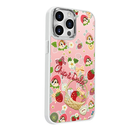 Disney abs+kompyuter materiali yoqimli qulupnay seriyali chicky titty shirin yuqori sifatli metall bo'yoq oyna himoyasi olma/olma 16promax/plus/iphone15/14/13pro multfilm animatsiyasi uchun muzli shisha telefon qutisi