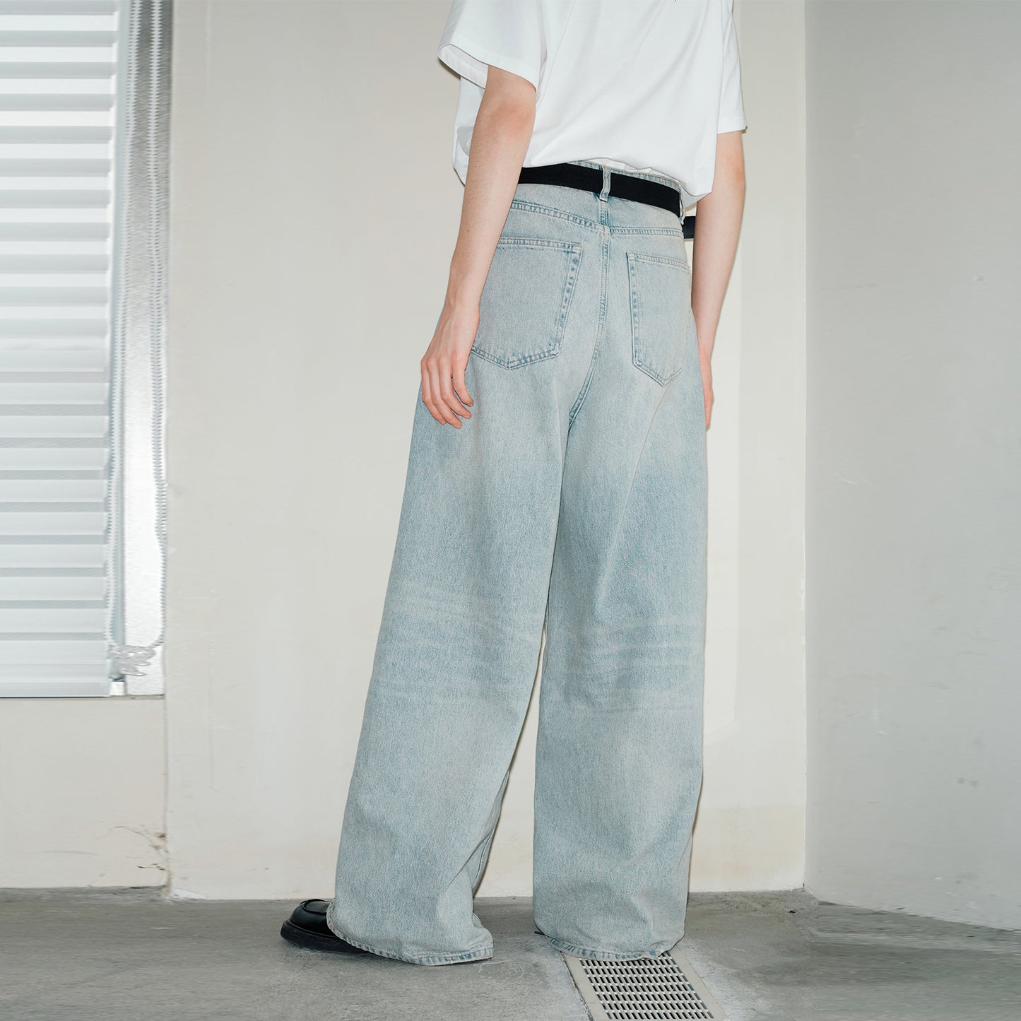 Lilbetter vintage eski osmon ko'k yuvilgan, keng oyoqli erkin yirtilgan jinsi shimlar ochiq ko'k