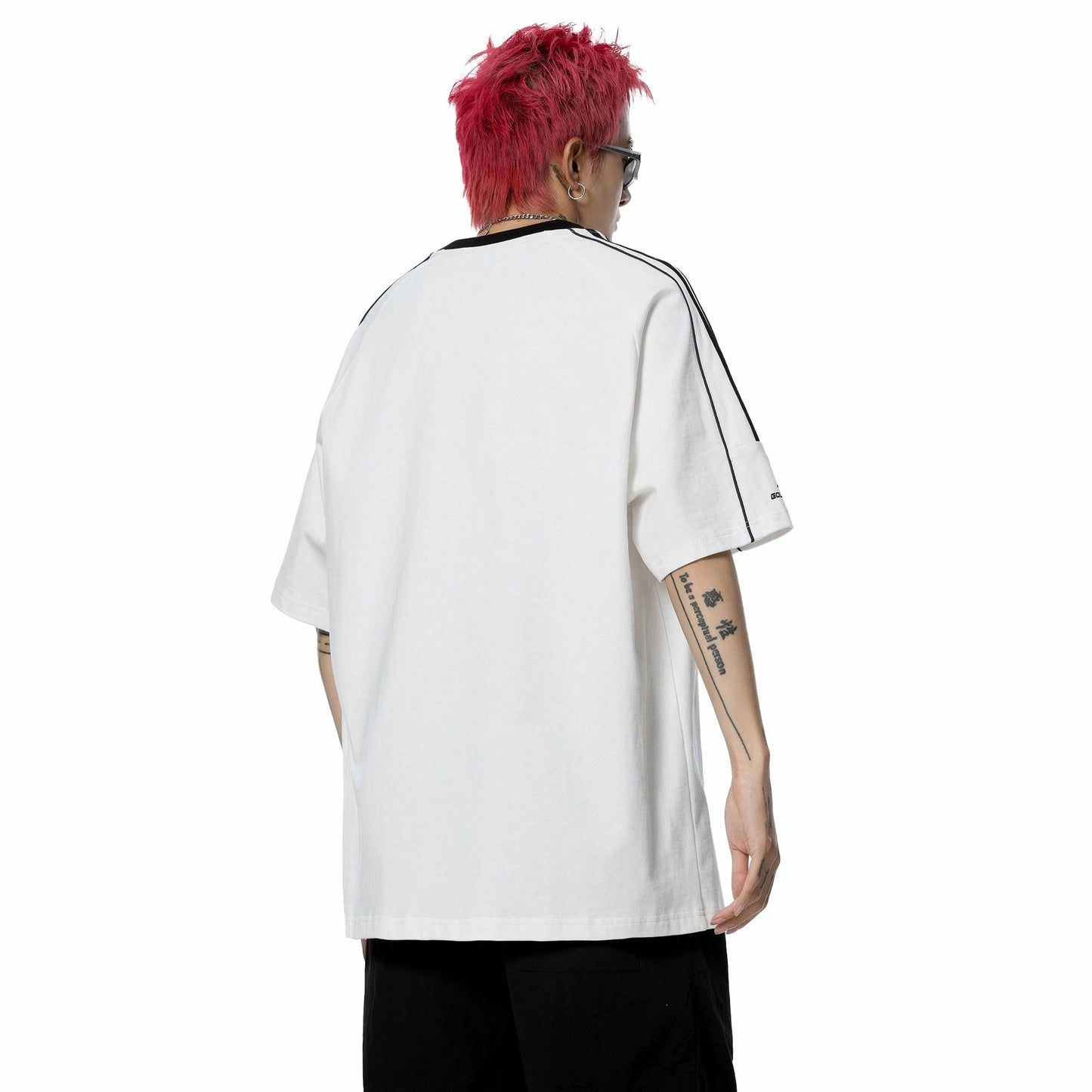 Kollej uslubidagi golfkross rangli to'qnashuv lentasi chiziqli yelkali yengli dumaloq bo'yinli qisqa yengli futbolka bir xil paragrafli erkaklar va ayollar