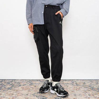 Katta oʻlchamli choʻntaklari boʻlgan New Balance erkaklar qora qishki kundalik shimlari