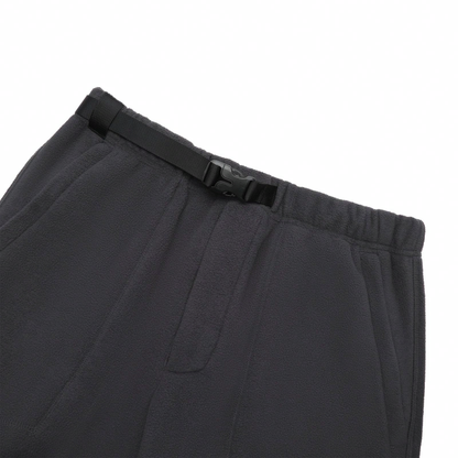 New Balance Lifestyle kul rangdagi erkaklar uchun qulay va zamonaviy o'rta uzunlikdagi trek shimlari