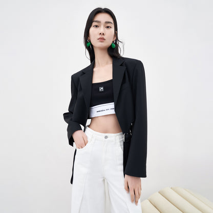 Moco dekonstruksiya qilingan dizayndagi yuqori belli kesilgan metall tugmali keng yelkali blazer ayollar qora