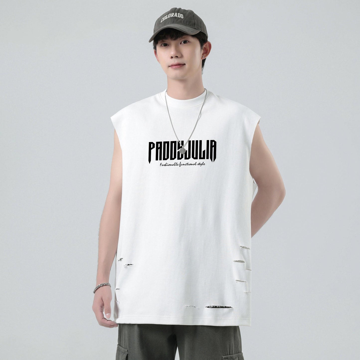 Paddy Julia harfli bosma naqshli yengsiz yelek orqali tartibsiz teshiklarni yuvib, modellari bilan erkaklar va ayollar