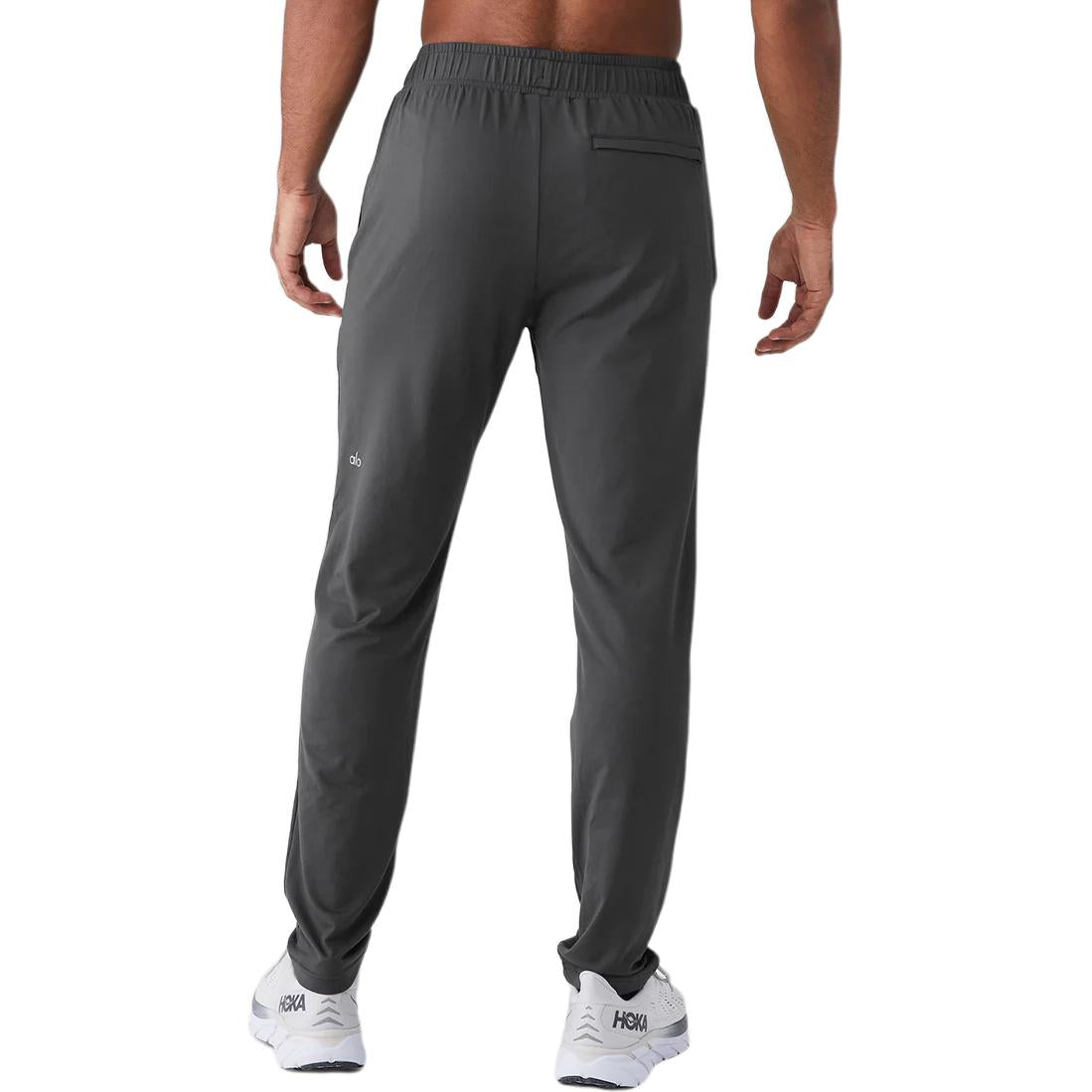 Alo Yoga Erkaklar uchun tekis rangli to'rli terni o'tkazmaydigan sport shimlari