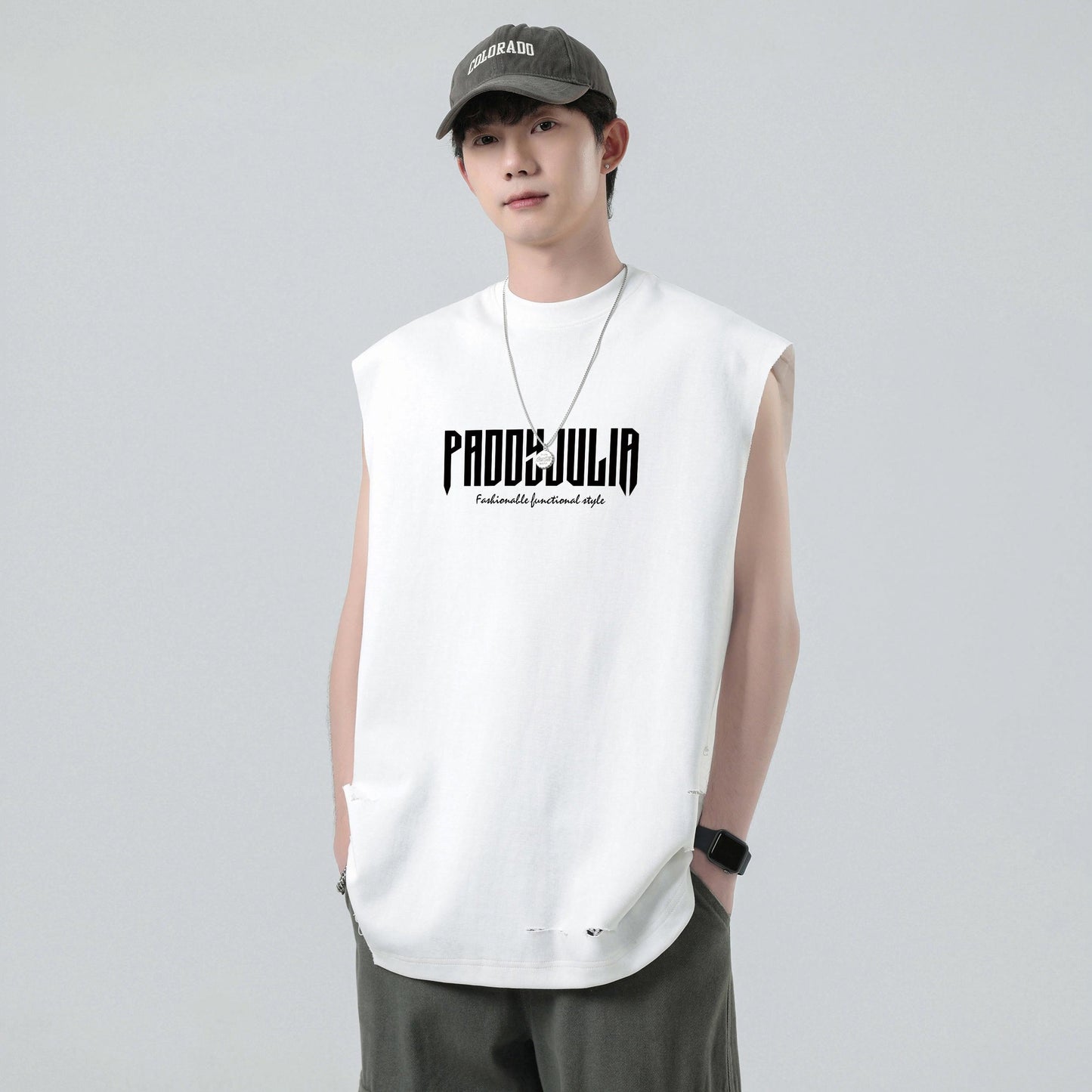 Paddy Julia harfli bosma naqshli yengsiz yelek orqali tartibsiz teshiklarni yuvib, modellari bilan erkaklar va ayollar