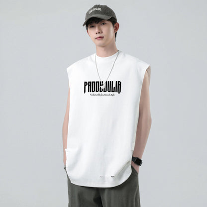 Paddy Julia harfli bosma naqshli yengsiz yelek orqali tartibsiz teshiklarni yuvib, modellari bilan erkaklar va ayollar