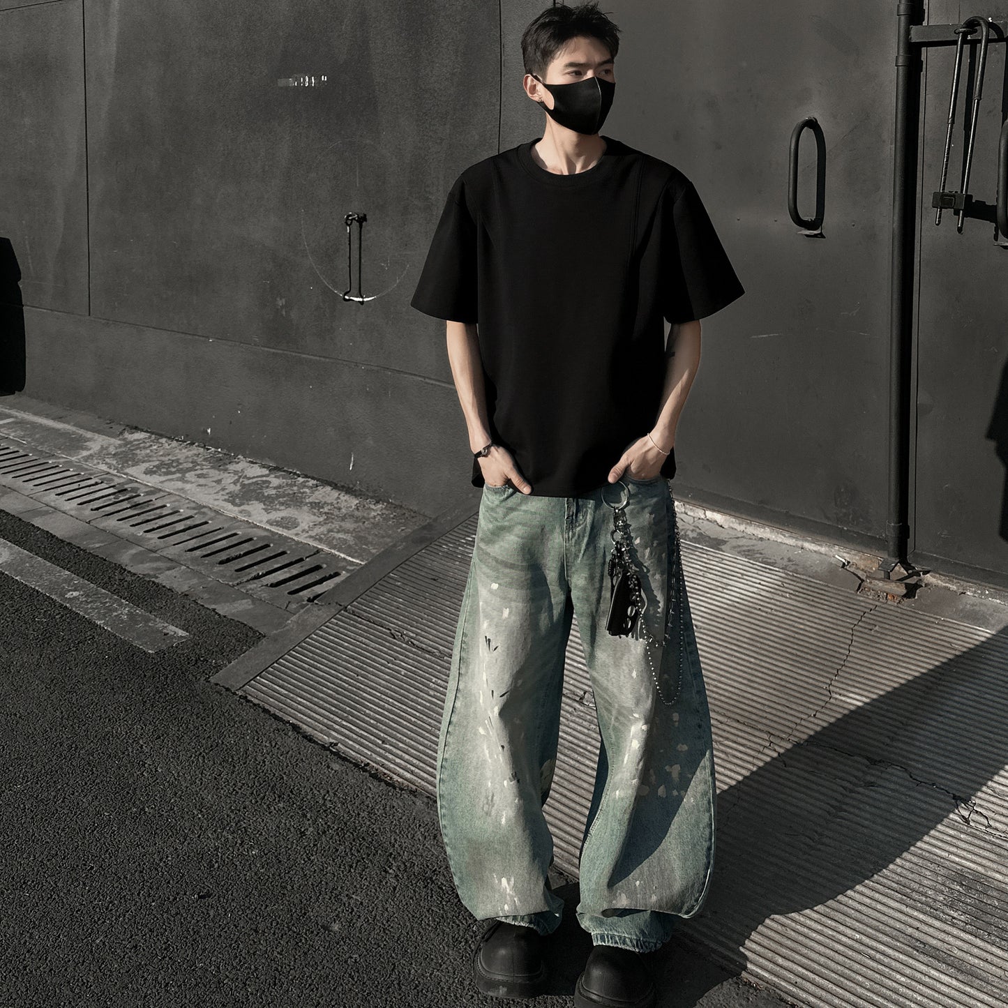 Paddy Julia bir xil rangdagi toza to'rtburchakli yelkali siluet, dekonstruksiya qilingan katta tuyg'usi yumaloq bo'yinli bo'shashgan yelkali ko'p qirrali besh chorak yengli qisqa yengli futbolka bir xil modeldagi erkaklar va ayollar