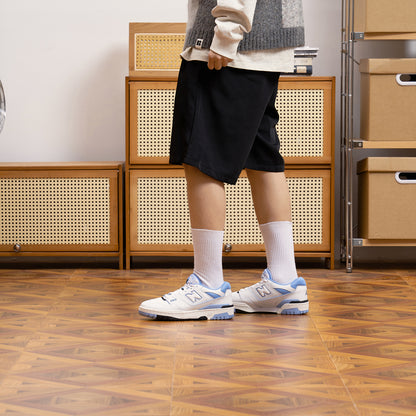 New Balance NB 550 Oq va ko'k rangdagi erkaklar va ayollar uchun past-to'pli retro basketbol poyabzali