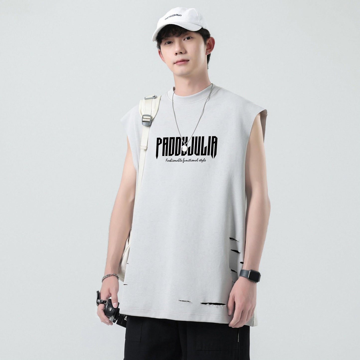 Paddy Julia harfli bosma naqshli yengsiz yelek orqali tartibsiz teshiklarni yuvib, modellari bilan erkaklar va ayollar