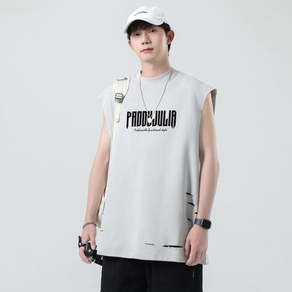 Paddy Julia harfli bosma naqshli yengsiz yelek orqali tartibsiz teshiklarni yuvib, modellari bilan erkaklar va ayollar