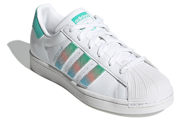 Ayollar uchun Adidas Superstar krossovkalari