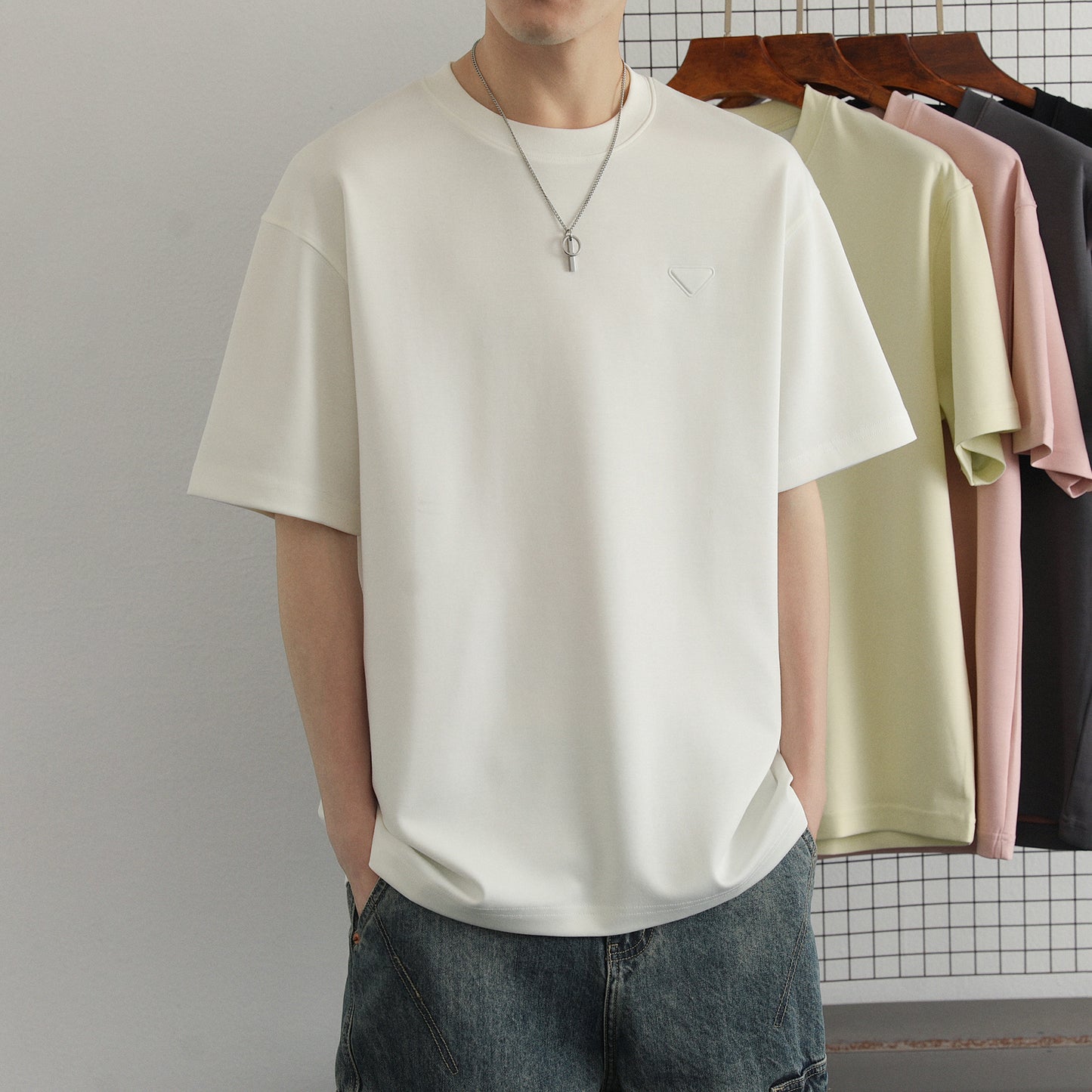 Hvga asosiy modellari eski pul uslubi yumshoq va qulay teri salqin tuyg'u yarim yengli pastki ko'ylak Amerika tekis rangli moda shaxsiyat trendi tasodifiy erkin qisqa qisma futbolkalar bir xil modellar bilan erkaklar va ayollar