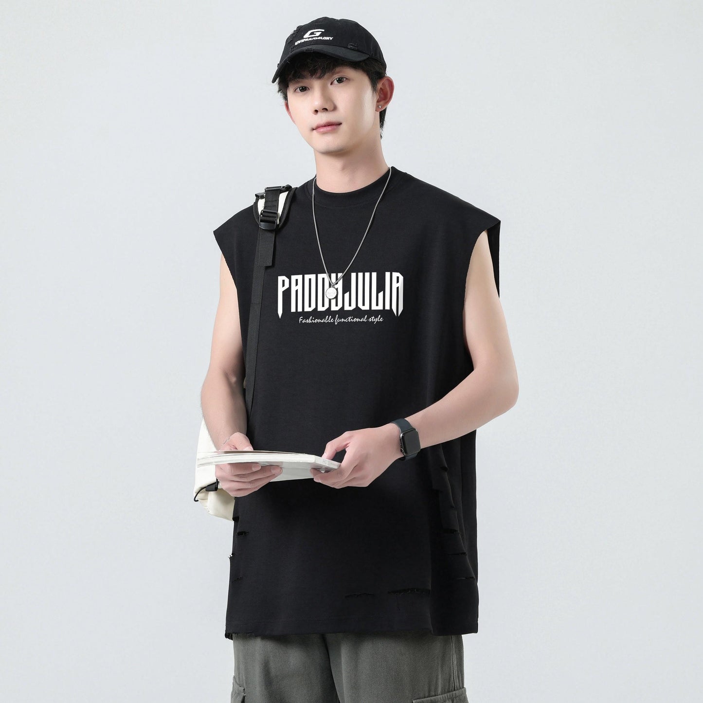 Paddy Julia harfli bosma naqshli yengsiz yelek orqali tartibsiz teshiklarni yuvib, modellari bilan erkaklar va ayollar