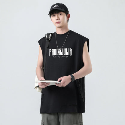 Paddy Julia harfli bosma naqshli yengsiz yelek orqali tartibsiz teshiklarni yuvib, modellari bilan erkaklar va ayollar