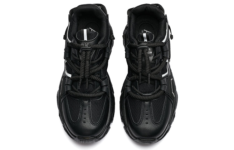 Erkaklar AAA 1955-yildan beri krossovkalar