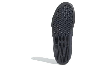 Ayollar krossovkalari va Adidas Shmoofoil