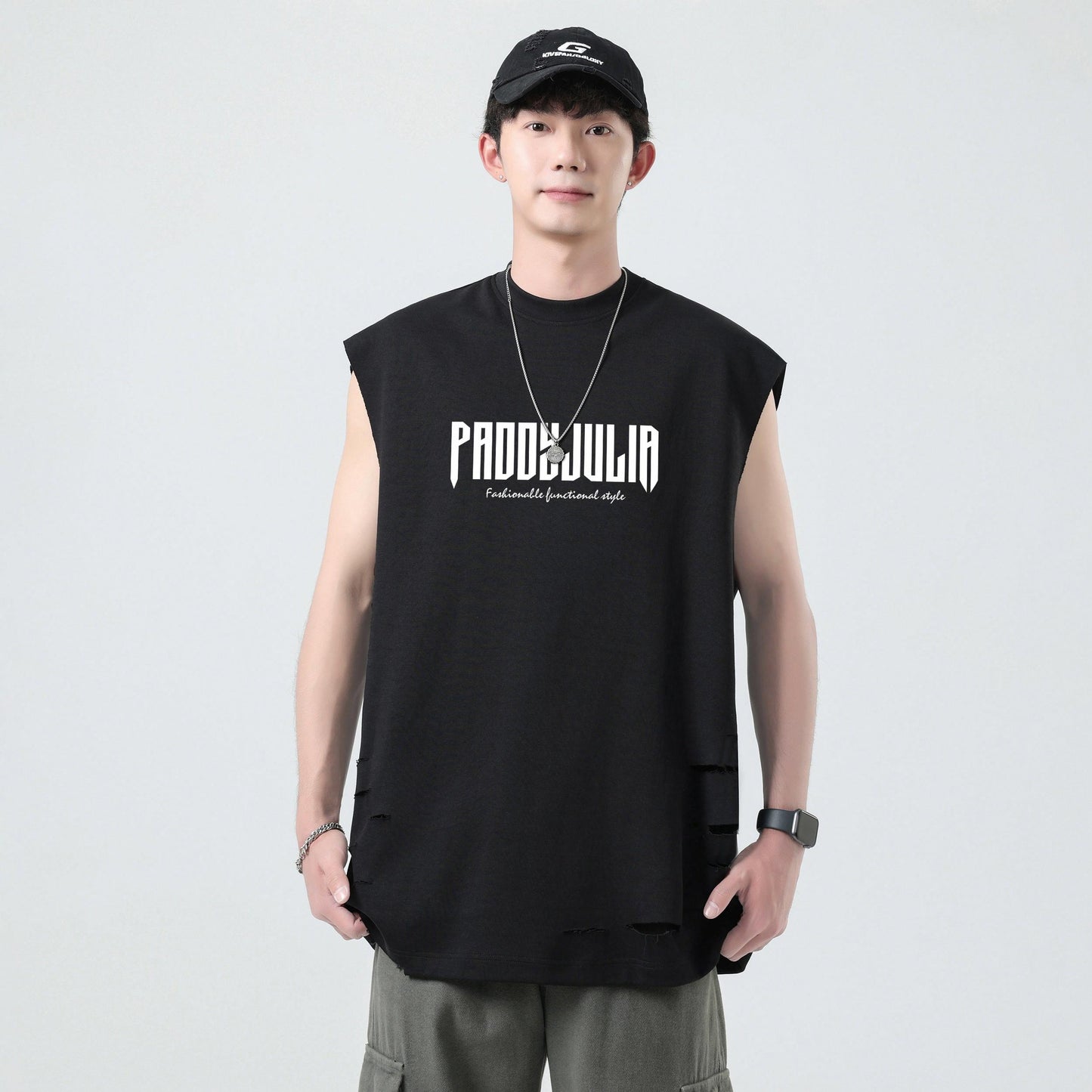 Paddy Julia harfli bosma naqshli yengsiz yelek orqali tartibsiz teshiklarni yuvib, modellari bilan erkaklar va ayollar